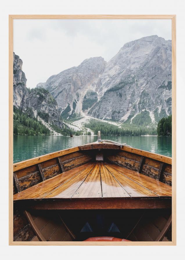 Cartaz sobre o barco no lago