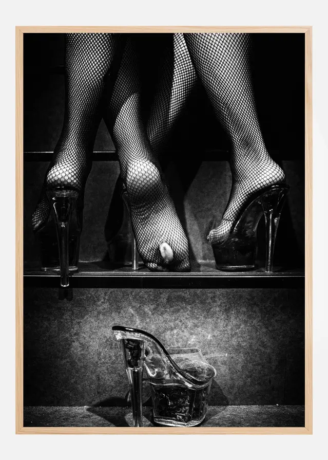 On the soles of its feet Póster