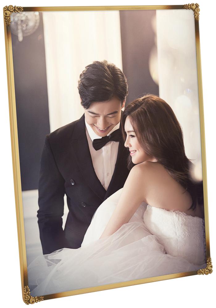 Moldura Rosen Metálico Dourado 18x24 cm