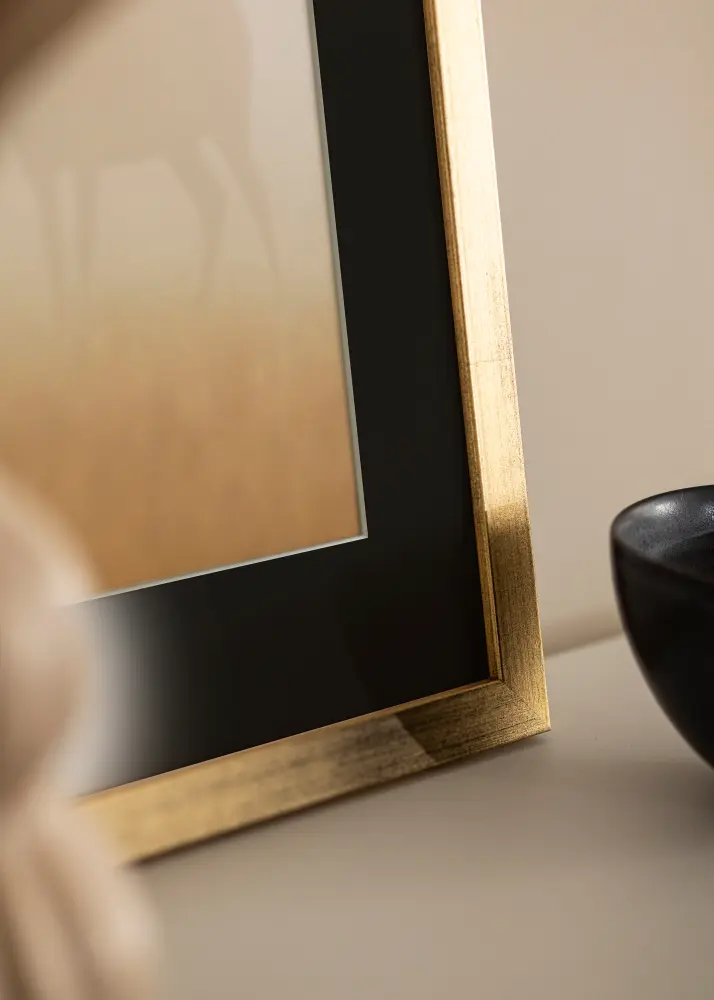 Moldura Stilren Dourado 50x70 cm - Passe-partout Preto 42x59,4 cm (A2)