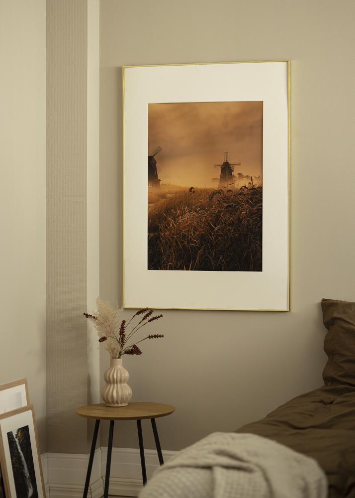 Moldura Visby Brilhante Dourado 30x40 cm - Passe-partout Branco 21x29,7 cm (A4)