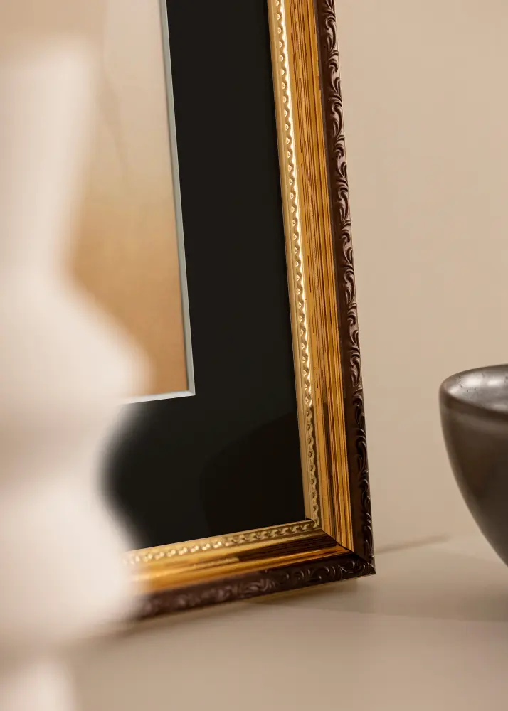 Moldura Abisko Dourado 40x50 cm - Passe-partout Preto 28x35 cm