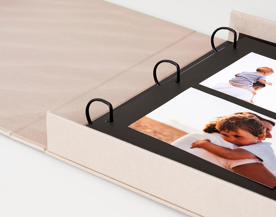 Öppet fotoalbum med svarta sidor - klistra in själv album